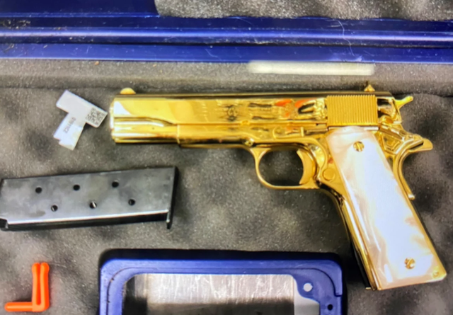 美国女子行李中出现镀金手枪.图源:澳大利亚边防部队