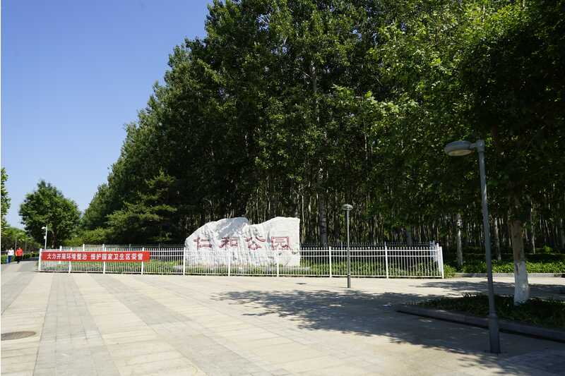 顺义区仁和公园停车场绿植枝条低垂游客进出受阻