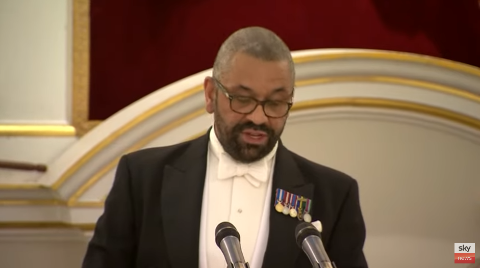 当地时间4月25日晚，英国外交大臣詹姆斯·克莱弗利发表政策演讲 视频截图