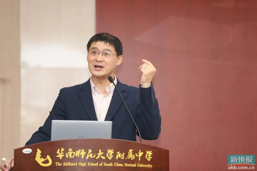 罗翔教授以《培育法治信念》为主题作专题报告