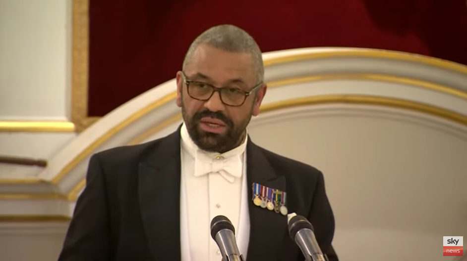 当地时间4月25日晚，英国外交大臣詹姆斯·克莱弗利发表政策演讲 视频截图