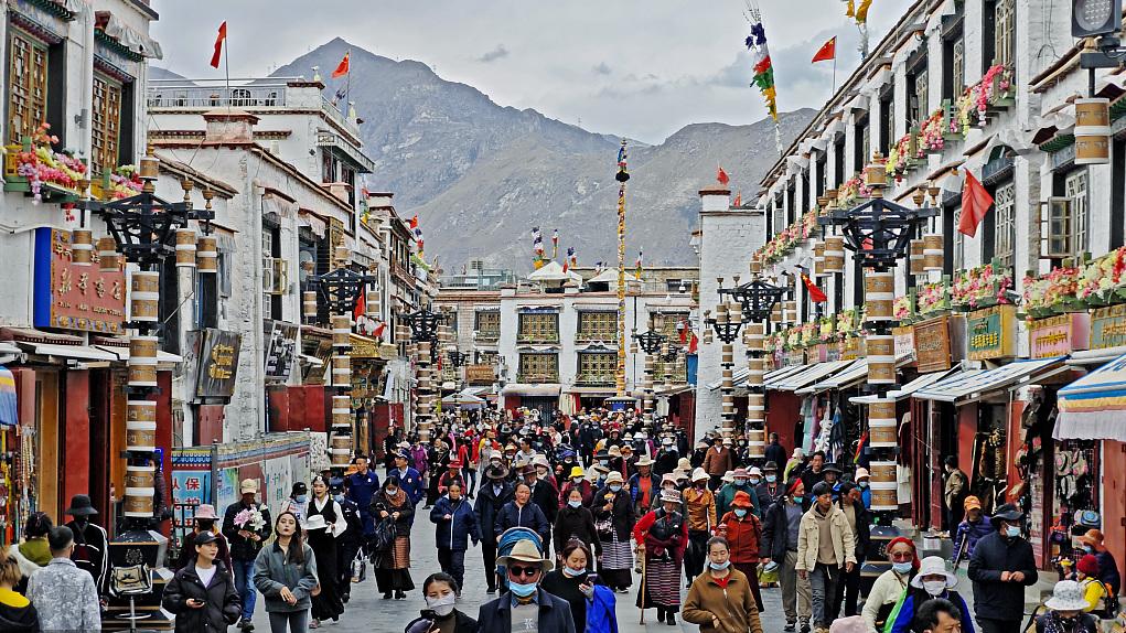 2023年4月24日,拉萨,老城区的八廓街人流如织,转经道上的信众和各地