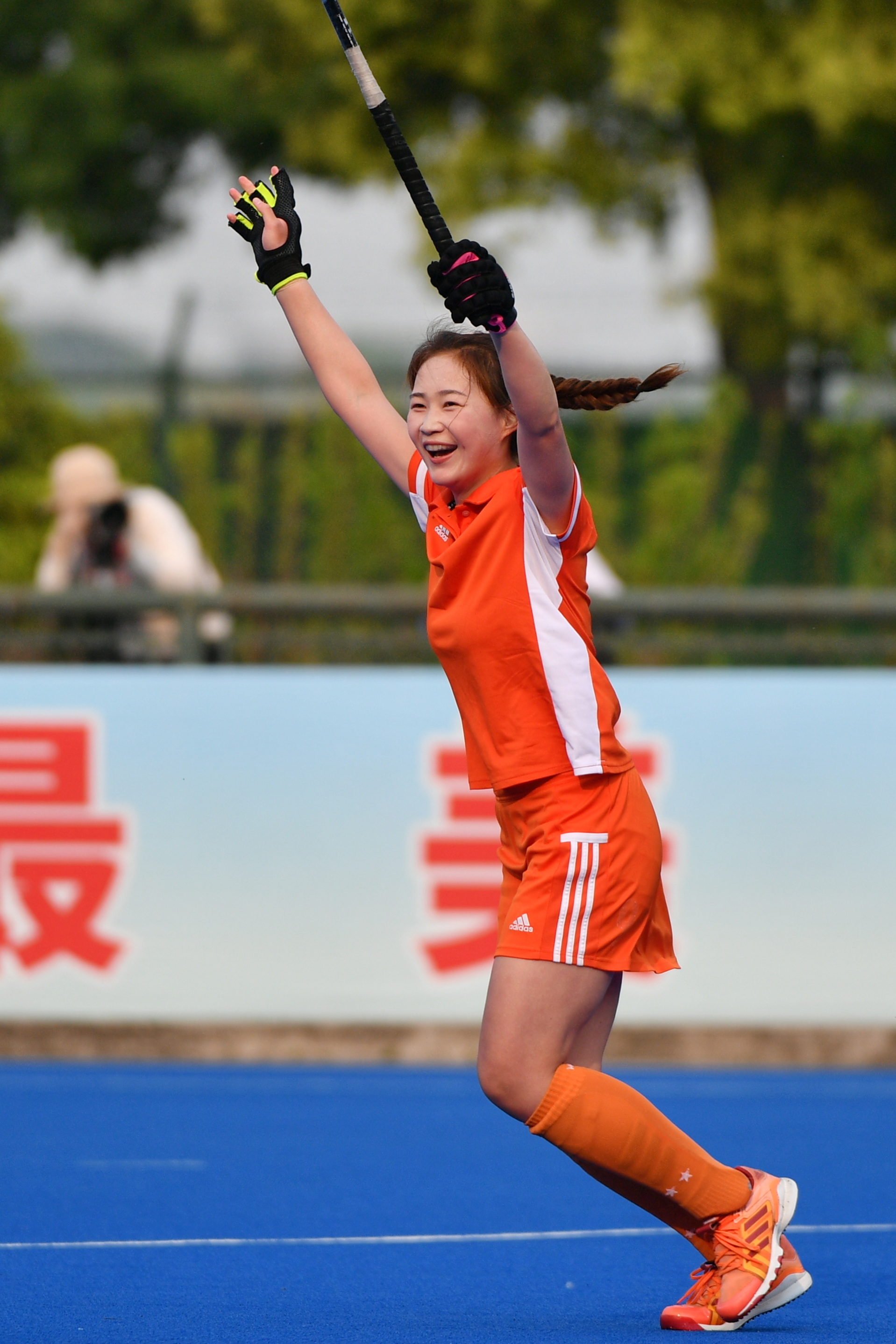 新华社发(史康摄)4月26日,冠军江苏省女子曲棍球队球员,教练员和颁奖