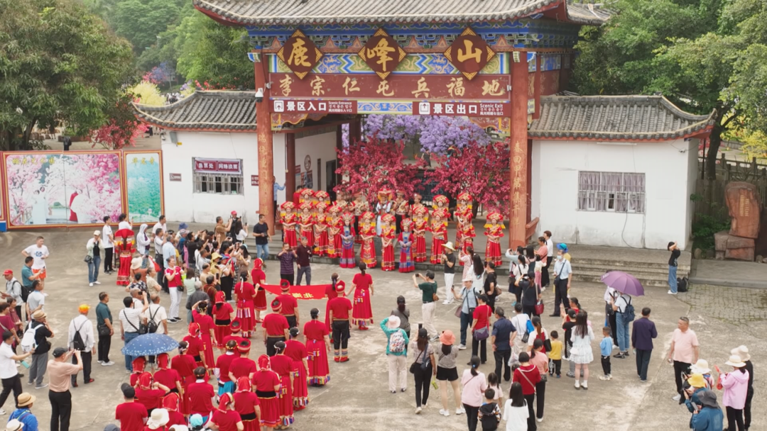 玉林市兴业县鹿峰山景区举办"壮族三月三"歌圩节.来源:玉林日报
