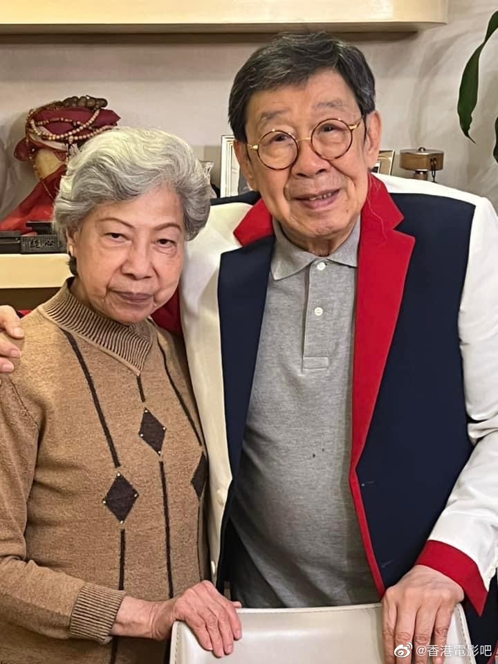 好友们为胡枫庆祝获得金像奖终身成就奖……|金像奖|胡枫|终身成就奖_新浪新闻
