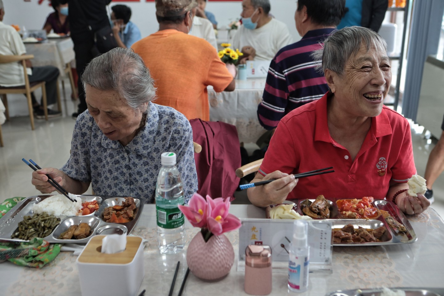 2020年9月14日,西城区铺陈市胡同35号,老人在老年餐桌用餐.
