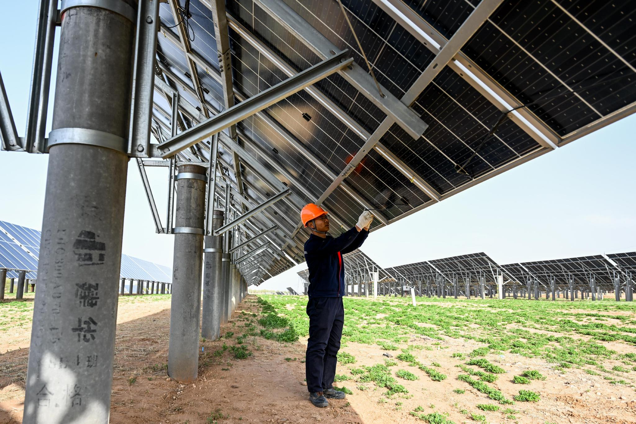 内蒙古鄂尔多斯:光伏项目助力采煤沉陷区生态治理__财经头条
