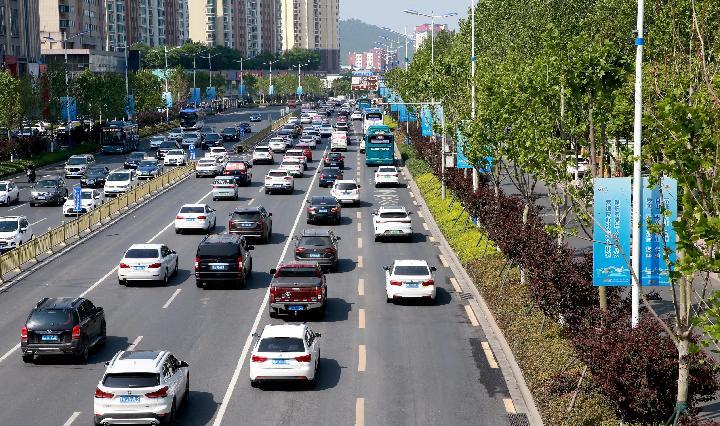 4月27日，山东省济南市经十路公交车道平峰期允许社会车辆通行。（新华社记者王阳摄）