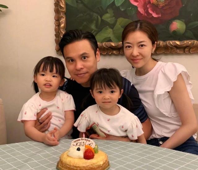 熊黛林与富豪老公外出,双胞胎女儿被指太像爸爸,没遗传妈妈基因