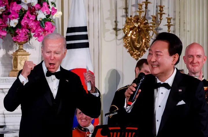 4月26日，韩国总统尹锡悦在拜登为其举行的白宫晚宴上演唱。图源：路透社