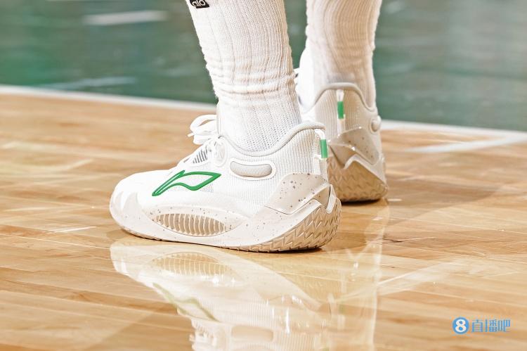 巴特勒上脚李宁jb1代pe版本签名鞋 砍42分缔造黑八奇迹__财经头条