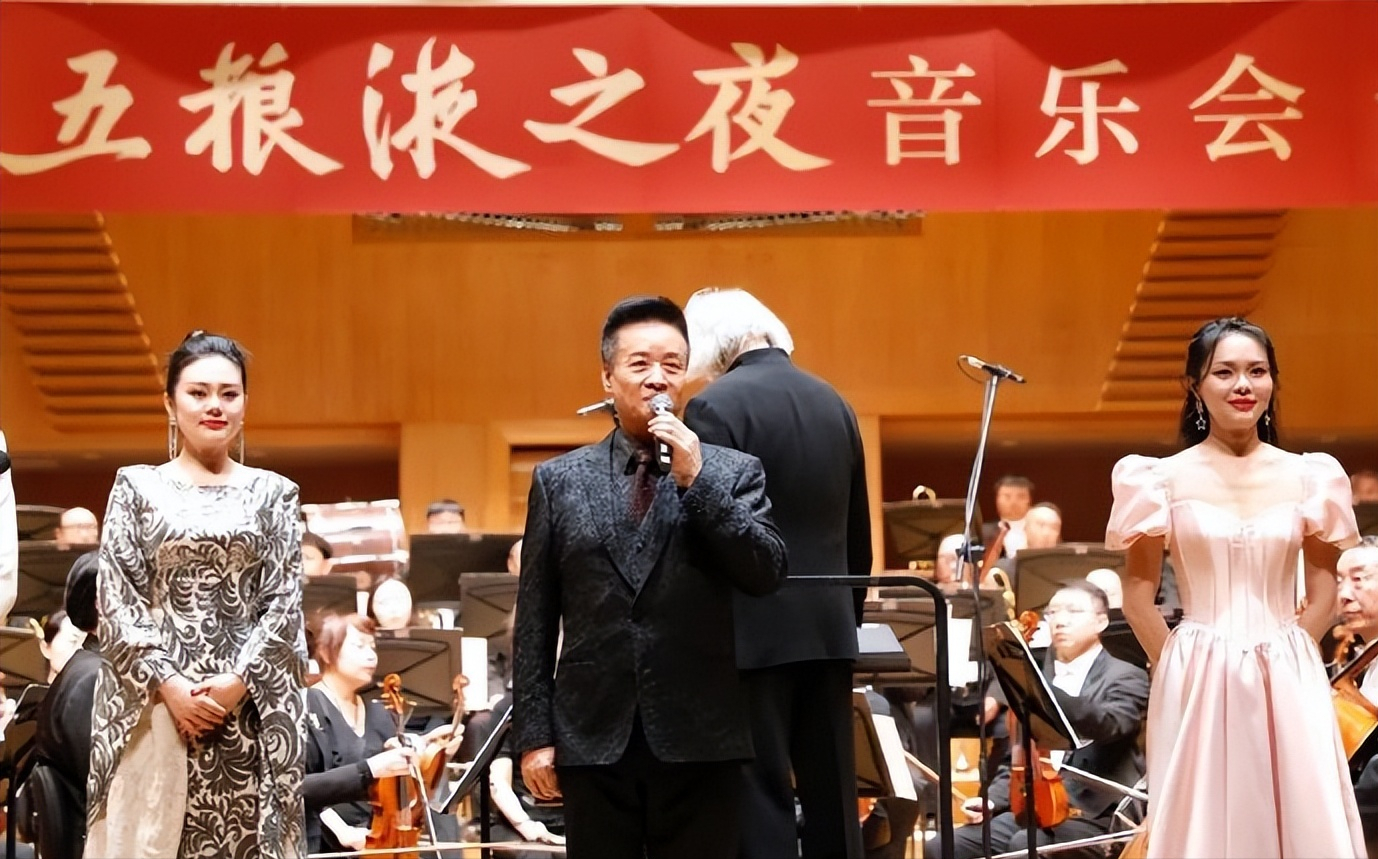 66岁阎维文举办庆功宴,论斤喝五粮液太豪爽,近照满脸皱纹显苍老|五粮液|阎维文|庆功宴_新浪新闻