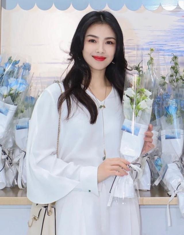 刘涛带火的“波浪卷发”，很适合四五十岁女人，洋气时髦又减龄