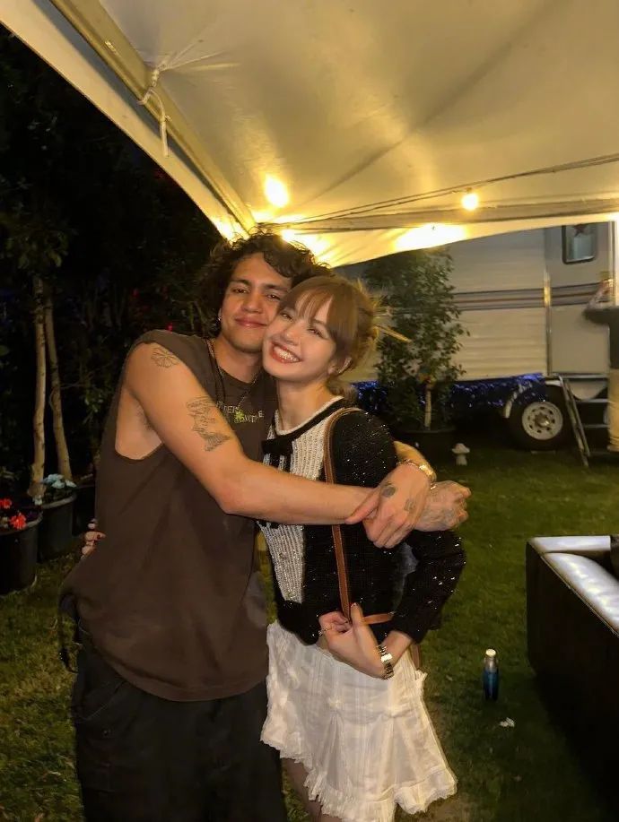 王嘉尔,lisa示范吸睛穿搭!__财经头条