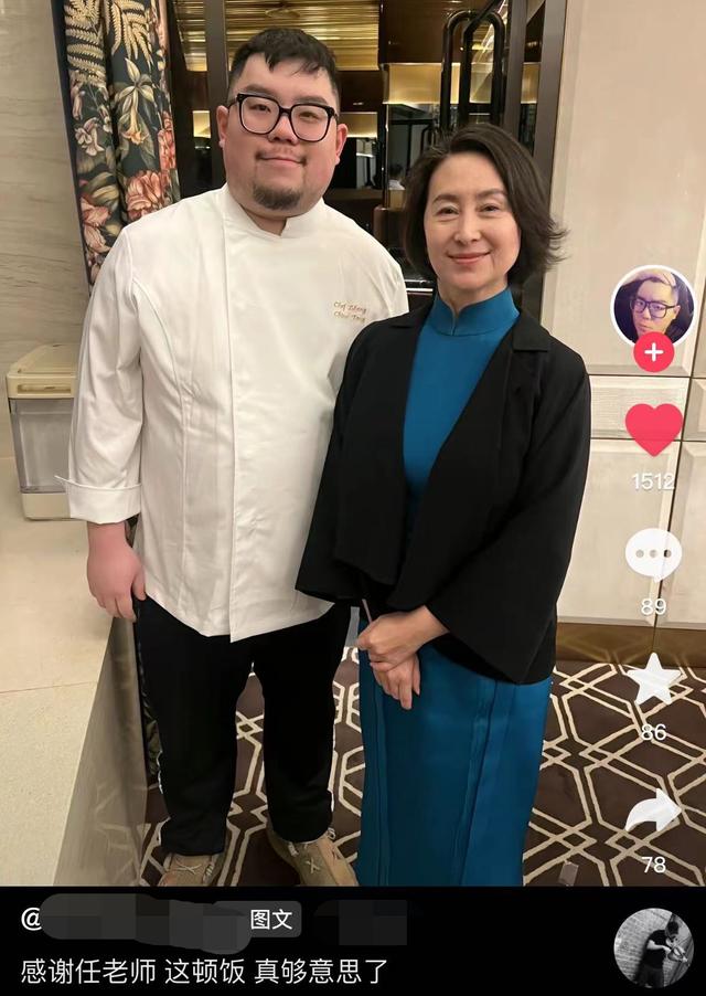 何超琼现身北京和网红厨师约饭,穿旗袍身姿婀娜,比身旁晚辈还美