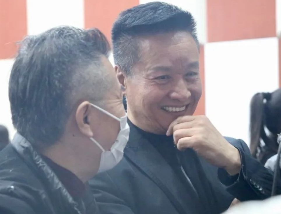 66岁阎维文举办庆功宴,论斤喝五粮液太豪爽,近照满脸皱纹显苍老|五粮液|阎维文|庆功宴_新浪新闻