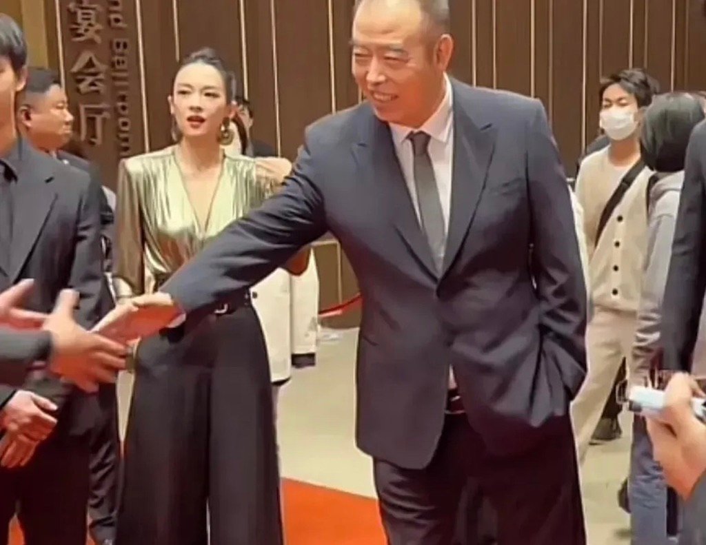 张颂文陈凯歌红毯名场面:微表情全是人情世故__财经头条