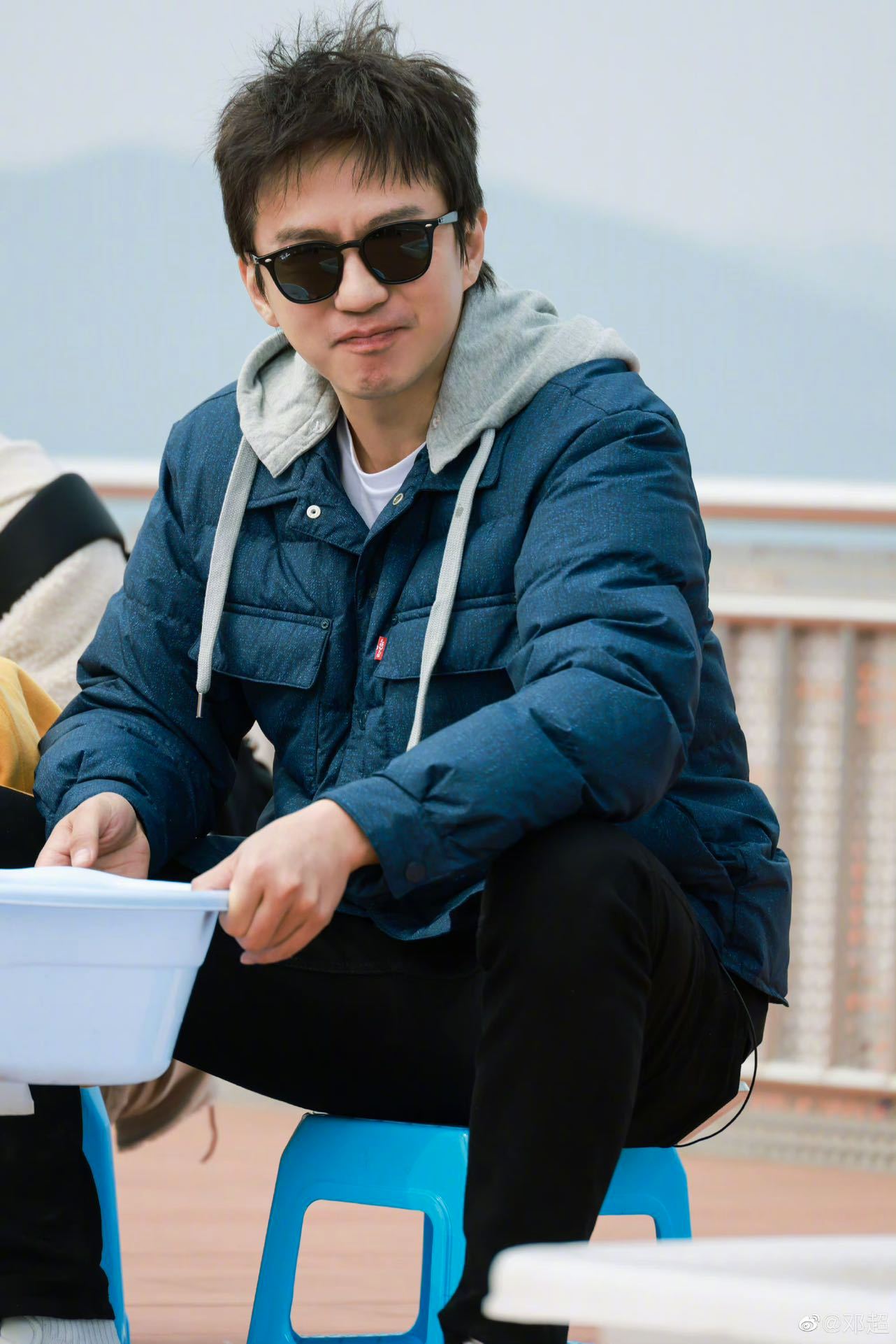 今晚五哈@邓超 超哥摸鱼简直就是诠释出了打工人的精神状态