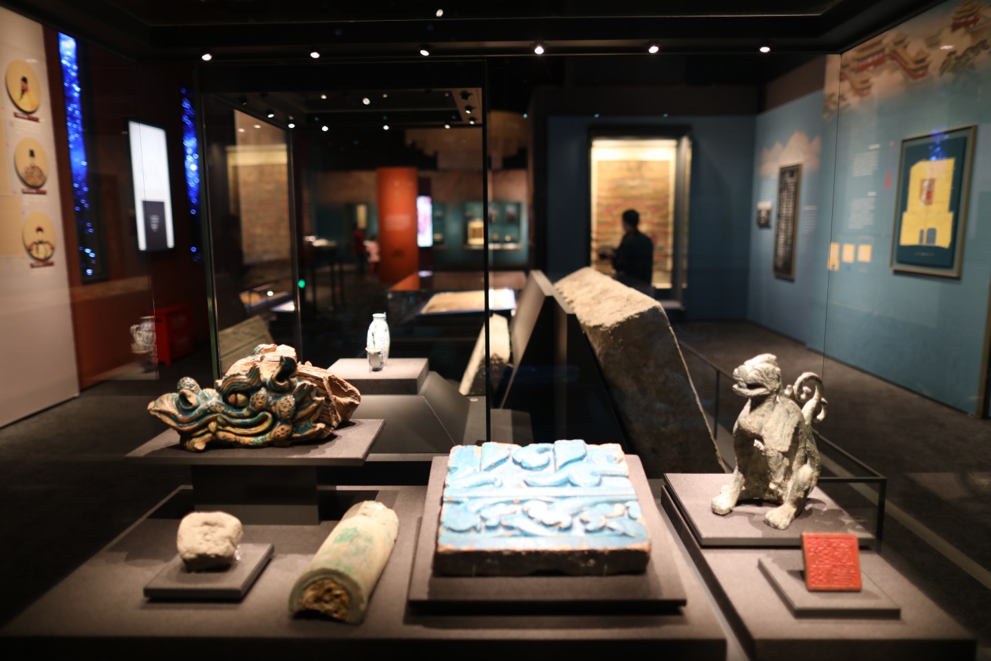 4月2日,首都博物馆,观众在参观"辉煌中轴"展览.