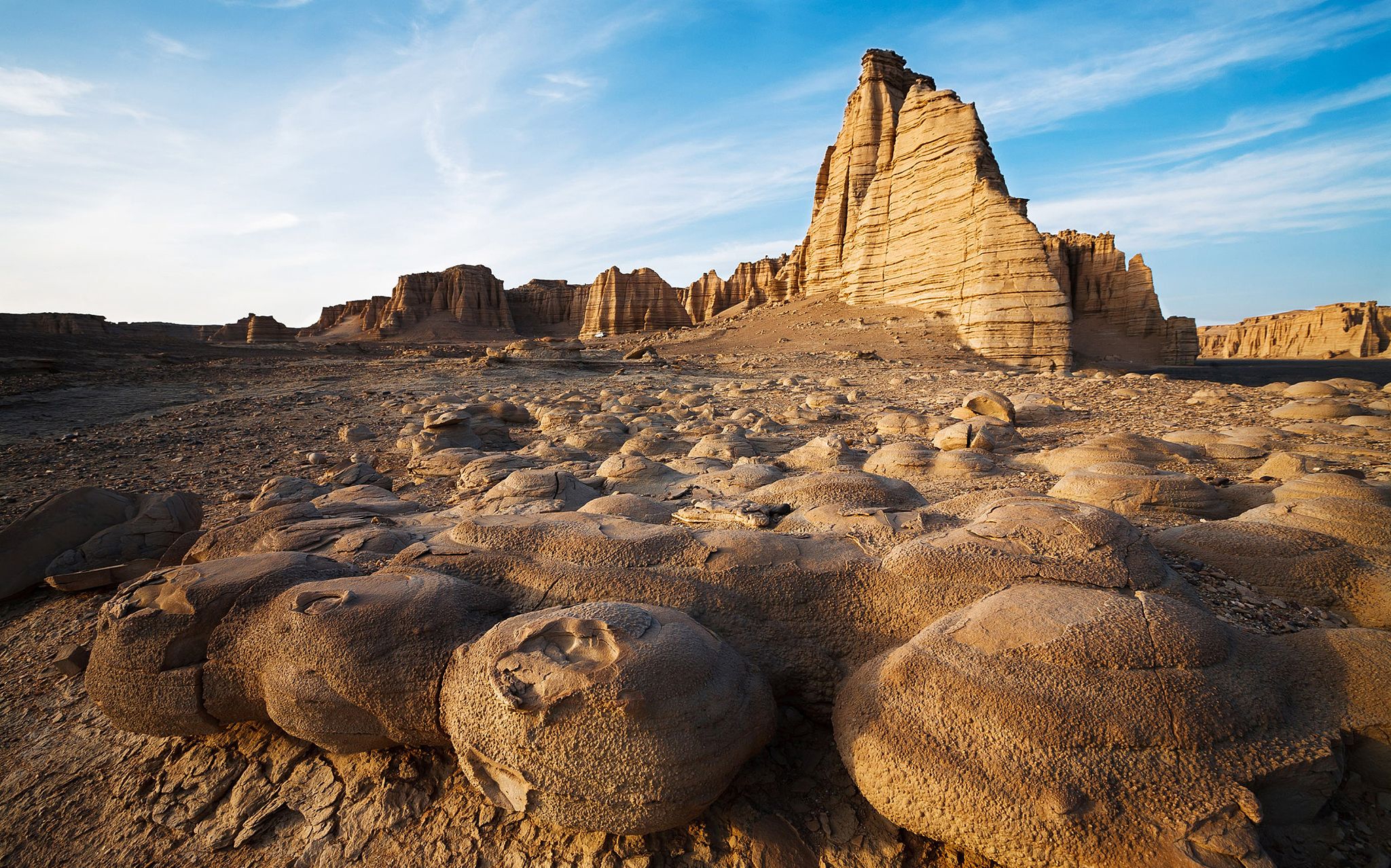 噶顺戈壁中的雅丹地貌