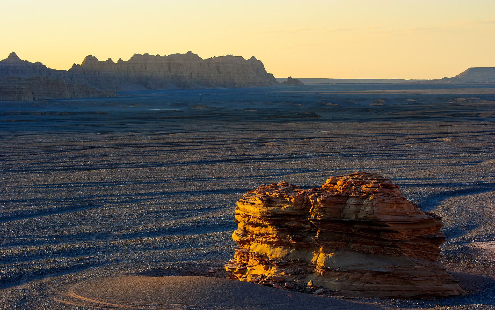 噶顺戈壁中的雅丹地貌