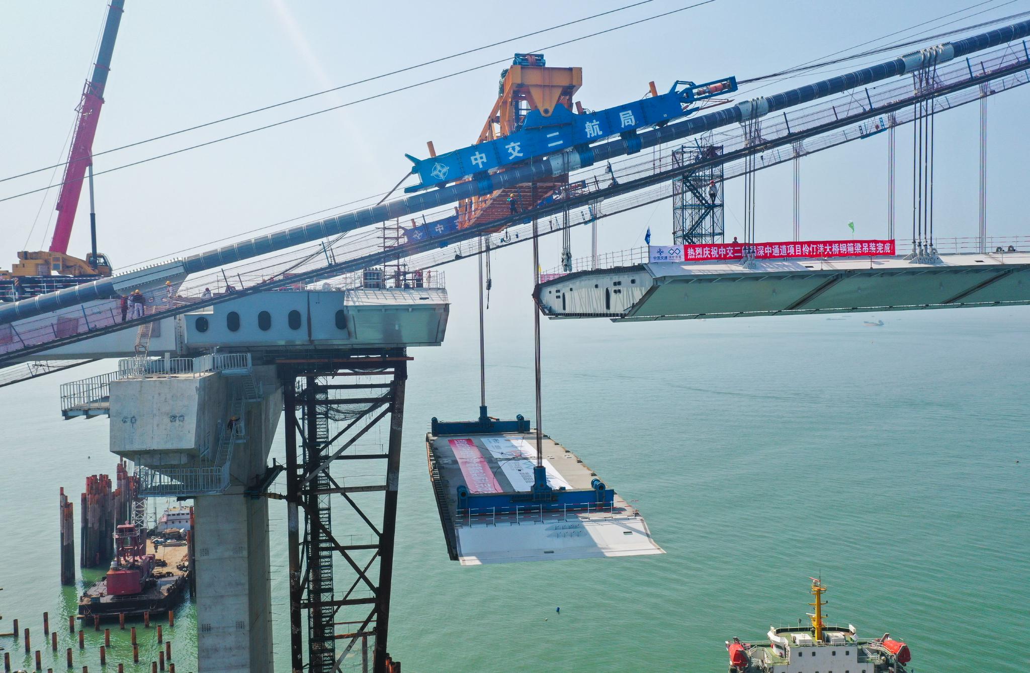 伶仃洋大桥正在进行最后一榀梁吊装