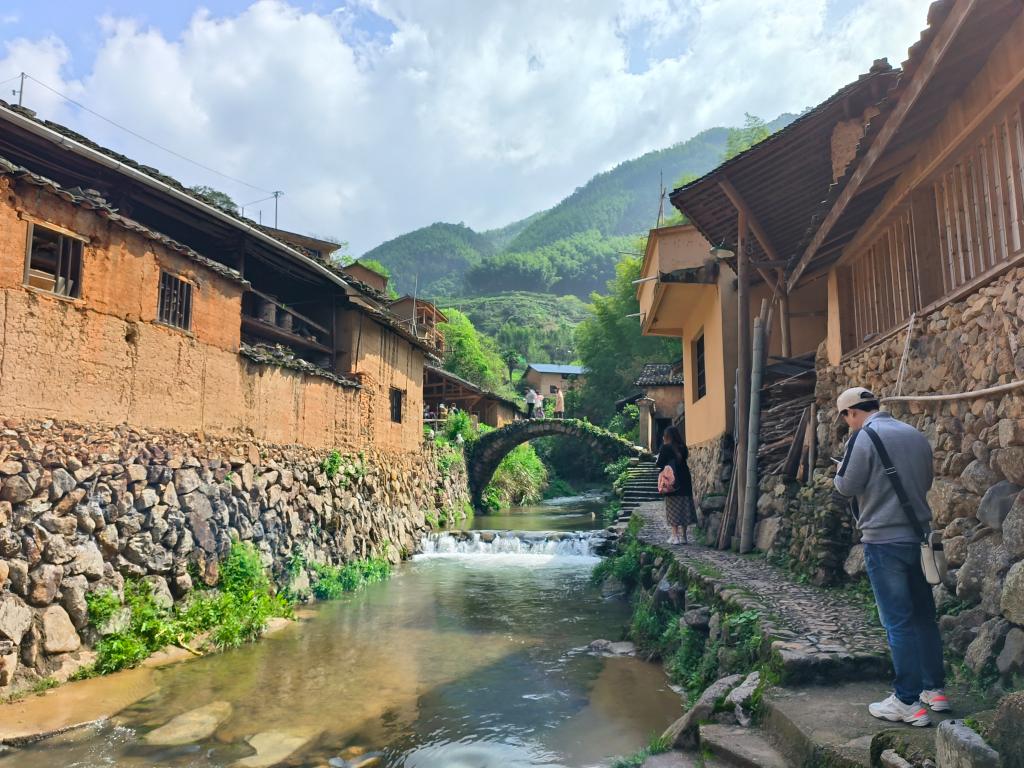 松阳县松庄村的溪流与石拱桥.新华社记者李平 摄