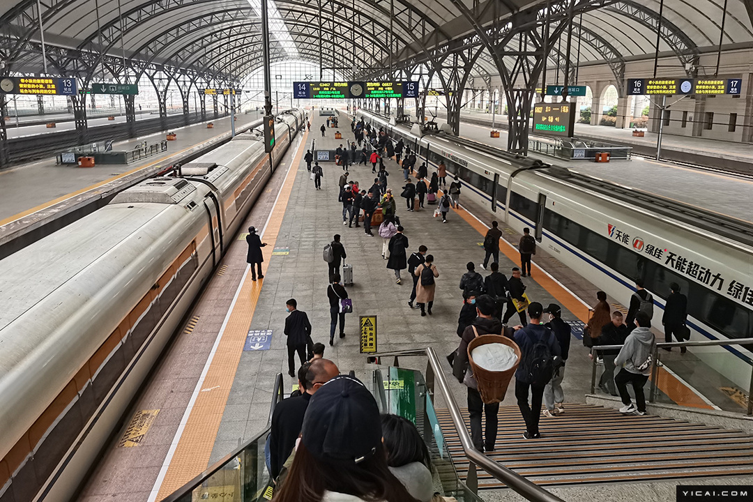 多地火车站迎五一出行高峰 上海虹桥火车站28日发往全国各站车票均已售完__财经头条