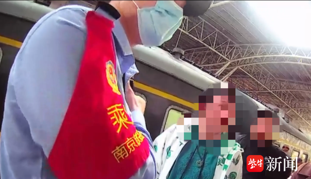 男子火车上伸“咸猪手”猥亵熟睡女子，被抓后羞愧捂脸自扇耳光认错