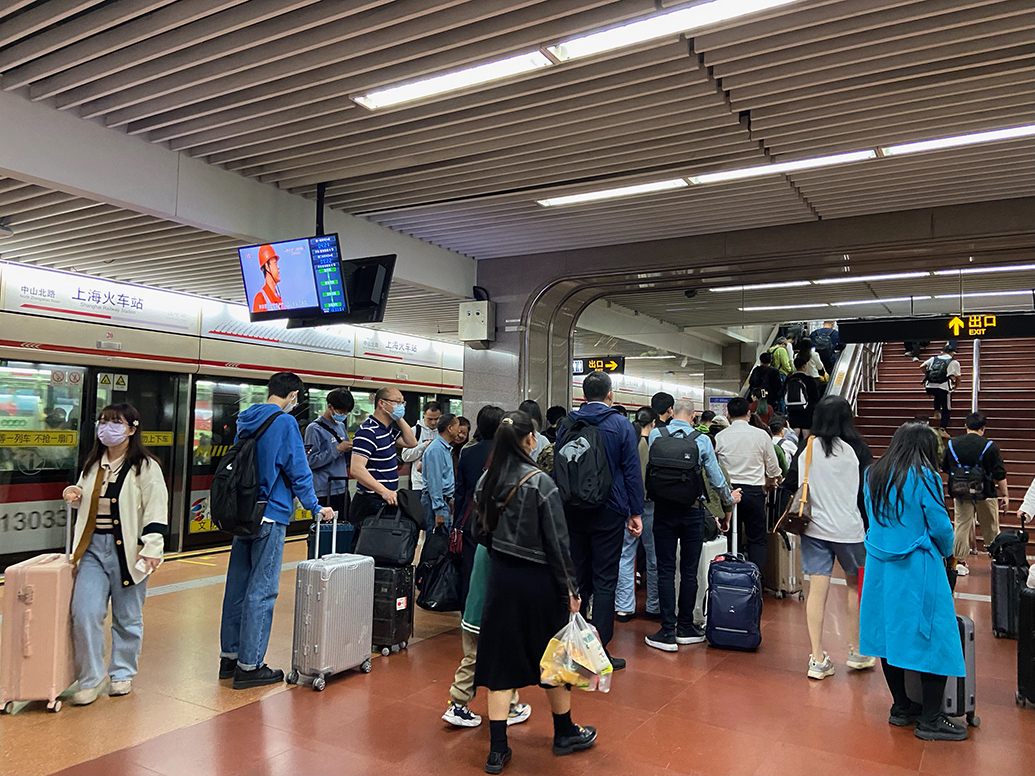 上海火车站地铁站,出地铁的客流.澎湃新闻记者 陈悦 图