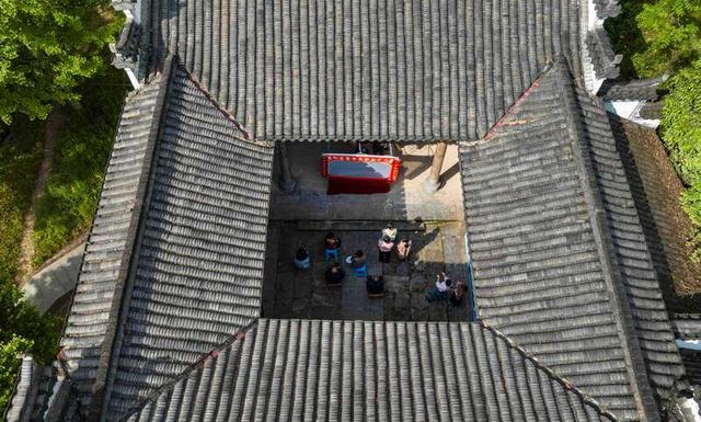 4月27日,在安徽宣城宁国市霞西镇白茂村,古村落老宅里正在进行非遗