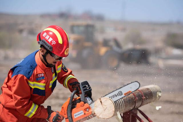 4月26日,宁夏回族自治区吴忠市消防救援支队消防员进行机动链锯组装