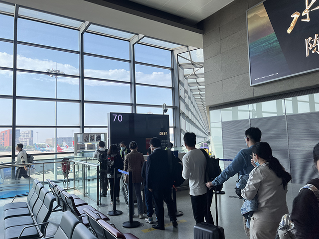 旅客准备登机.东航供图