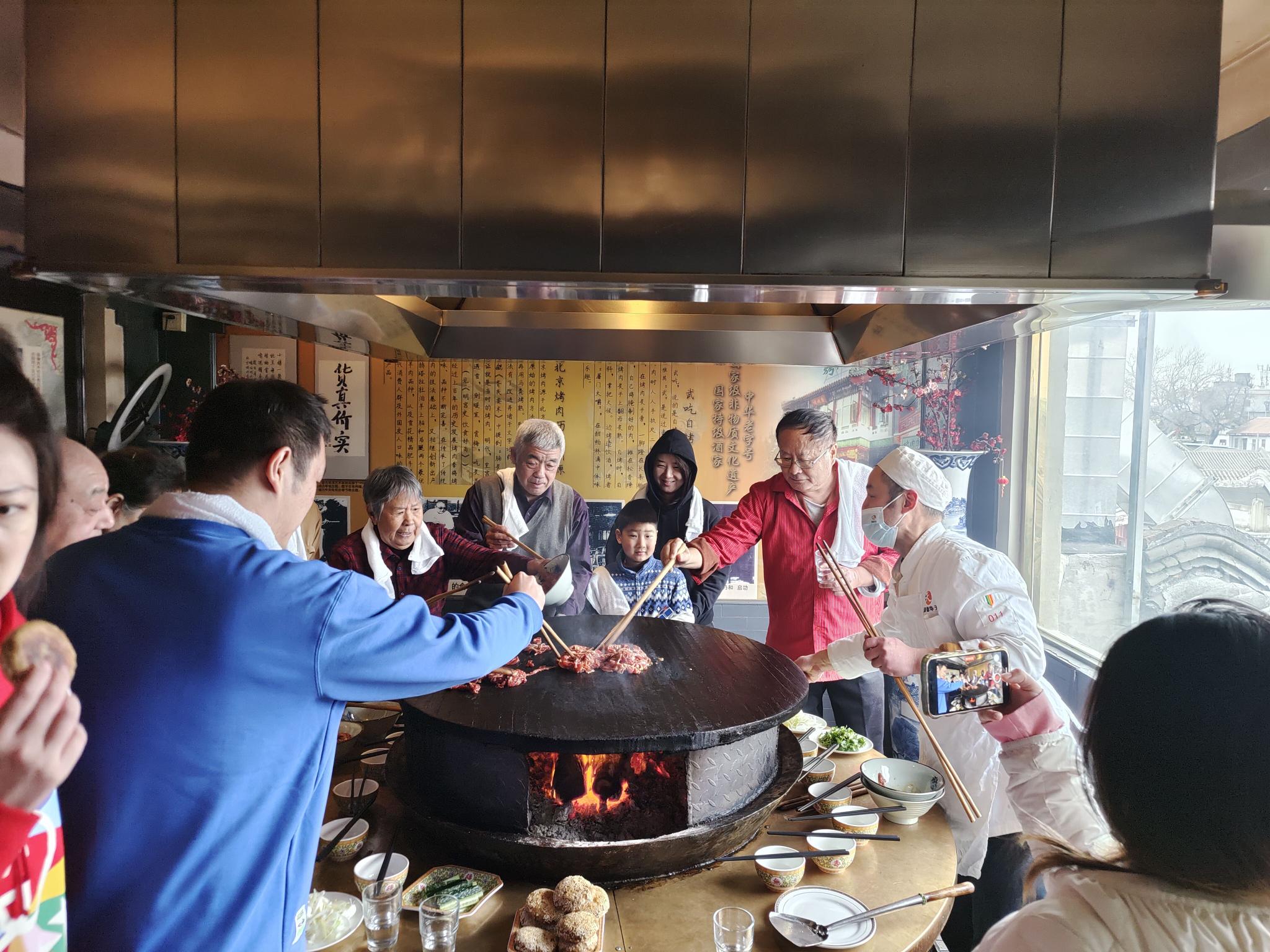 各地烧烤品类火爆,烤肉季国家级非遗"武吃自烤"接待量大幅增长.