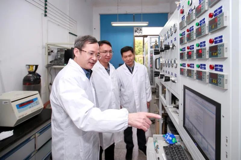 谢素原、袁友珠、郑建伟在实验室（从左到右）。厦门大学供图