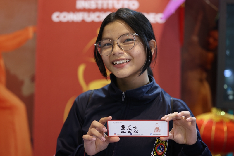 　　一位女生兴奋地向记者展示塔德奥大学孔子学院中文老师用中文给她写的名字。记者唐薇 摄