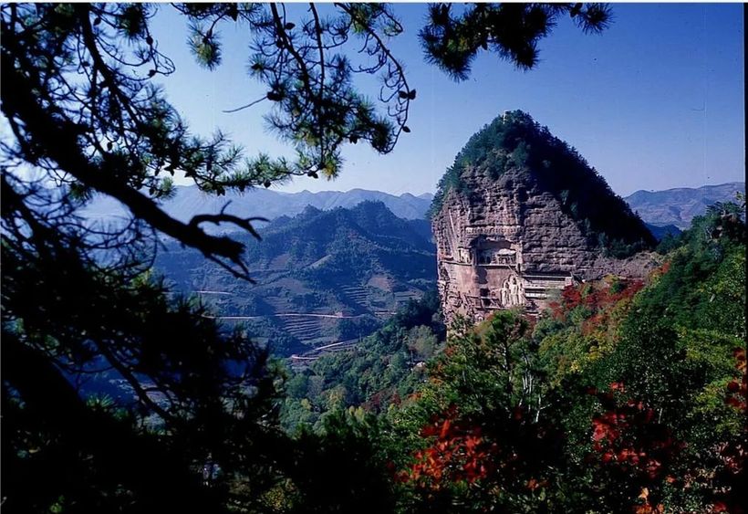 麦积山石窟秋季全景图.(麦积山石窟艺术研究所 供图)