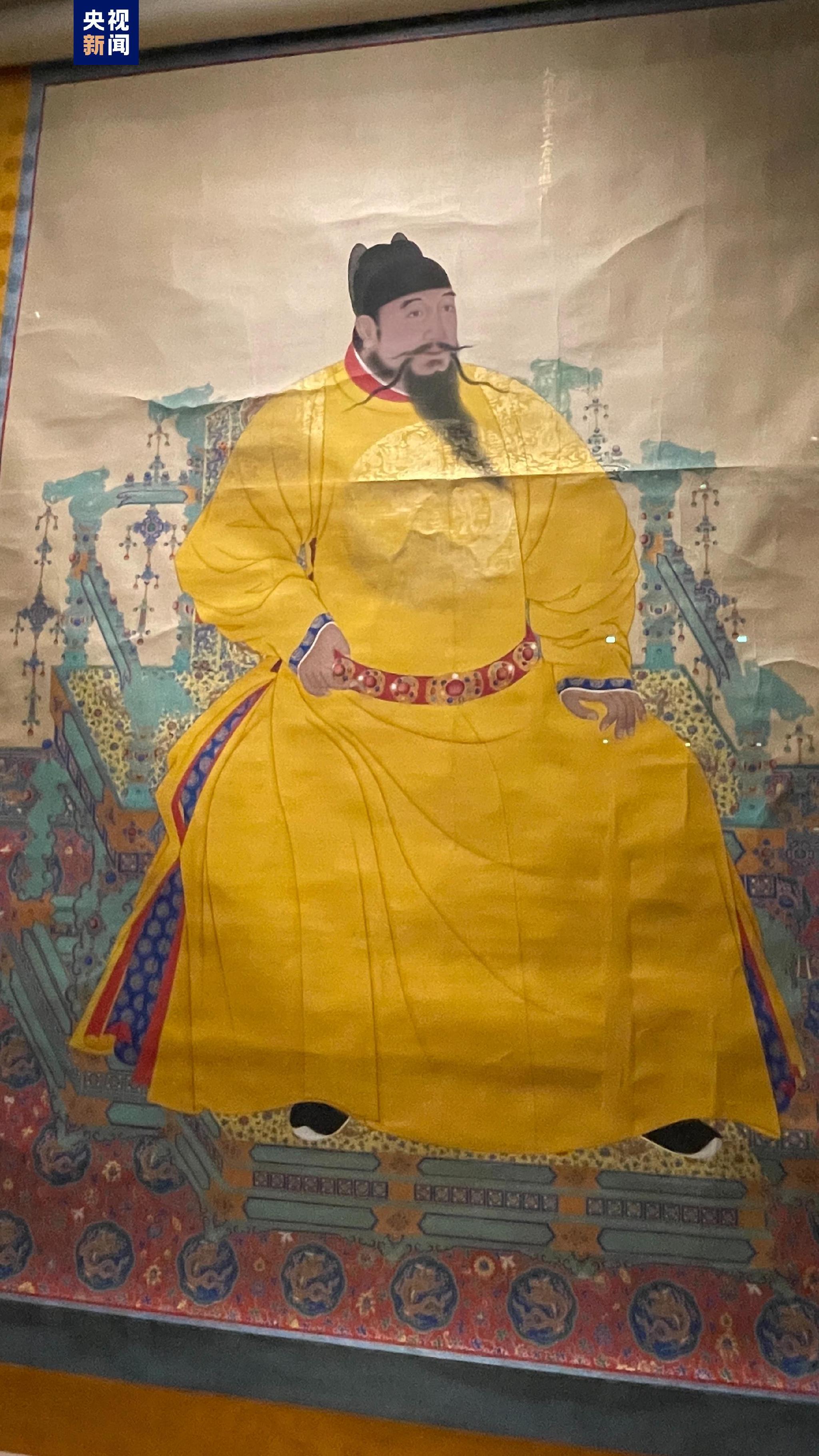 布达拉宫藏永乐帝像△故宫博物院藏银胎绿珐琅嵌宝