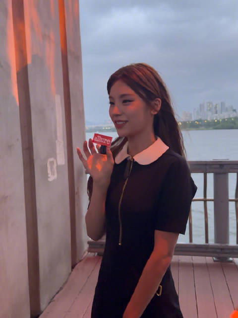 Itzy黄礼志出席LV首尔早秋大秀,黑色简约裙装亮相|黄礼志|首尔|LV_新浪新闻