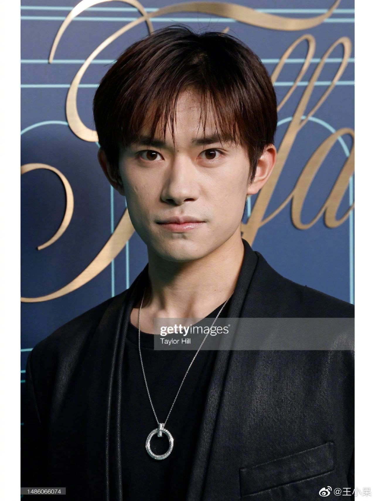 易烊千玺外网高清生图也有了,怼脸拍hold住了吗?|易烊千玺_新浪新闻