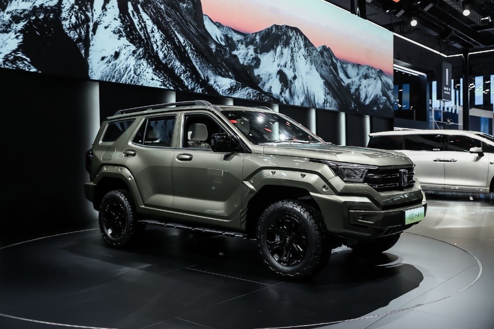 "竞技场"上难逢对手,坦克400 hi4-t书写新的越野故事-新浪汽车