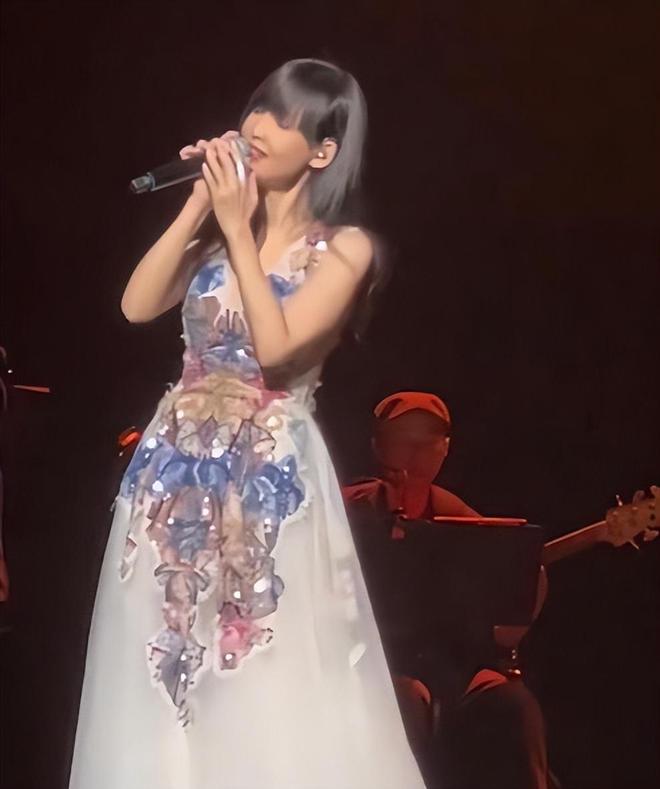 55岁周慧敏演唱会唱歌走调,高音上不去仍旧获得大家掌声