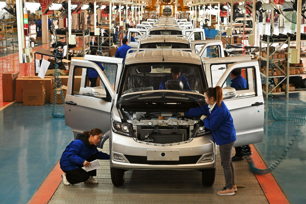 2023年2月27日,工人在贵州航天成功汽车制造有限公司生产车间组装