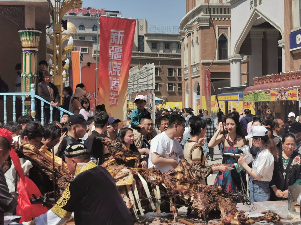 组图| 新疆首届烧烤节4月29日在乌鲁木齐市天山区大巴扎美食街启动