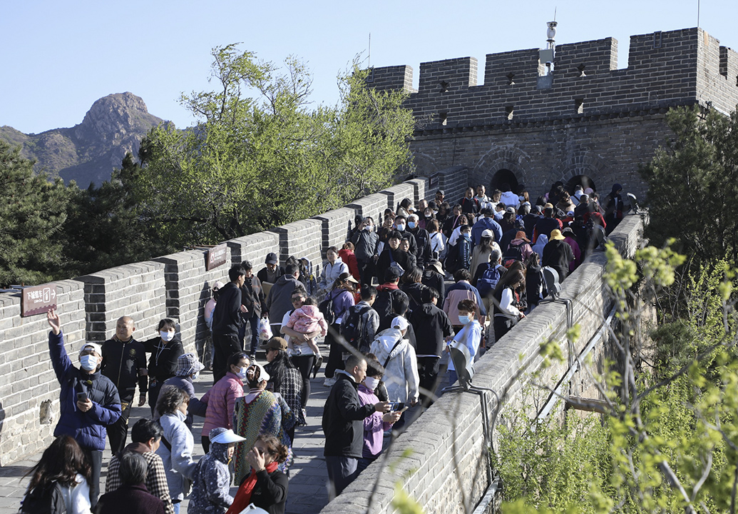 2023年4月29日,北京,游客在八达岭长城游玩.