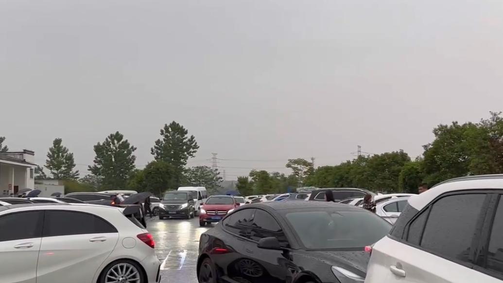 五一高速公路流量或破历史峰值,记者亲历凌晨堵车