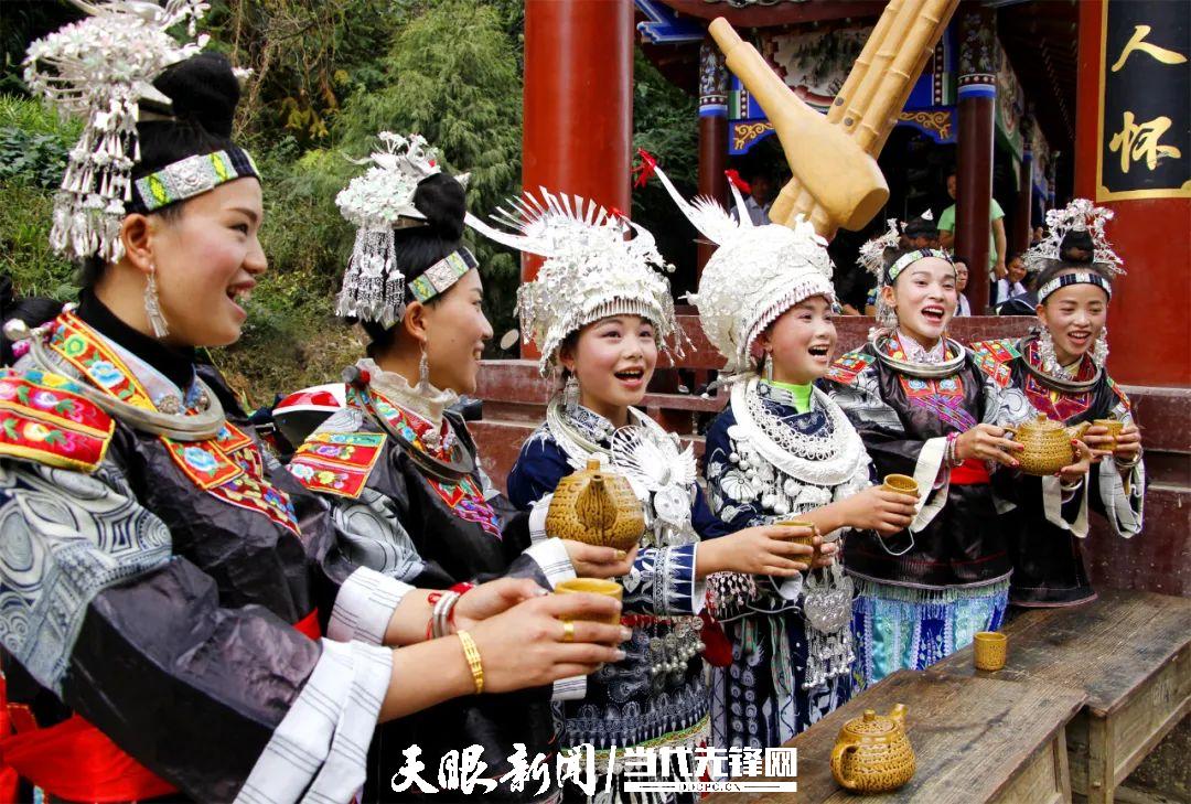 多彩民族有多彩|花攒锦簇是黔南:“绿宝石”上绽放的绝色|黔南布依族苗族自治州|苗族_新浪新闻