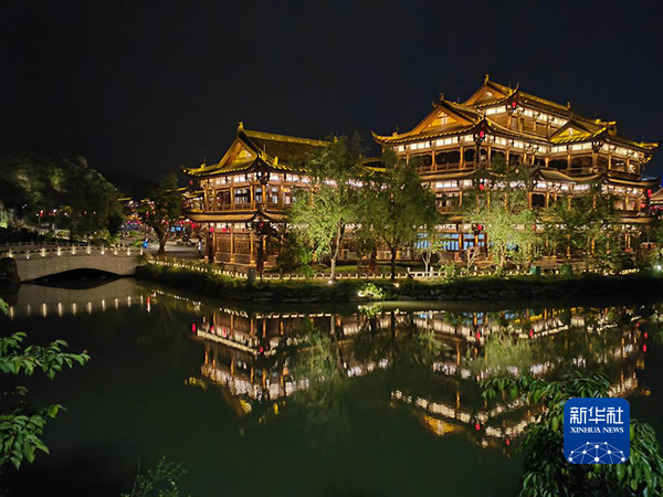 夜幕下的织金平远古镇.新华社记者 罗羽 摄