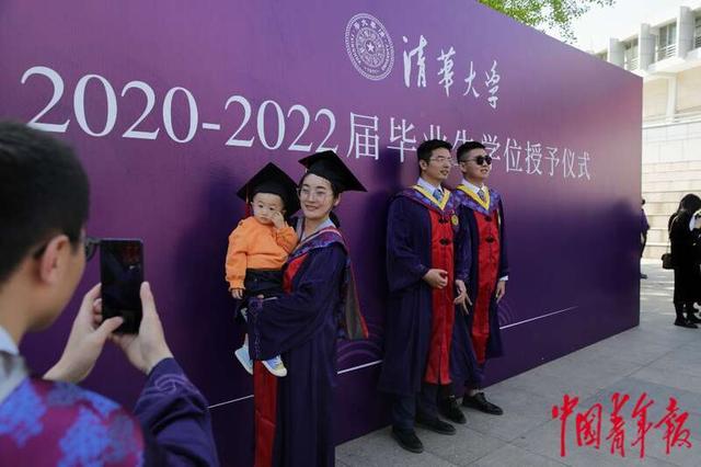4月29日,北京,清华大学综合体育馆外,准备参加学位授予仪式的毕业校友