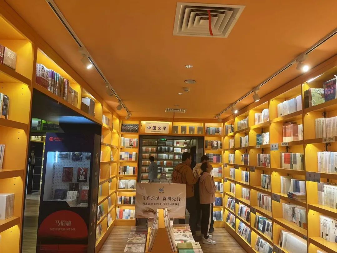 ▲湖北省外晓示店,读者在选购文籍。图/作家供图